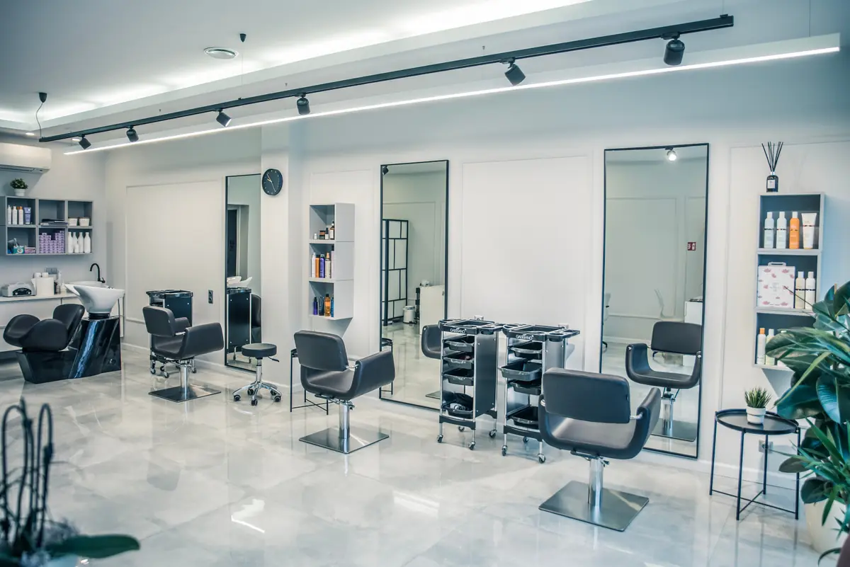 Grožio studija Elija - erdvus salonas